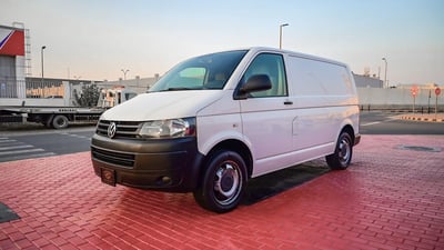 Used 2015 Volkswagen Transporter Standard White – Left Front Diagonal (45°) View at First Choice Cars Sharjah