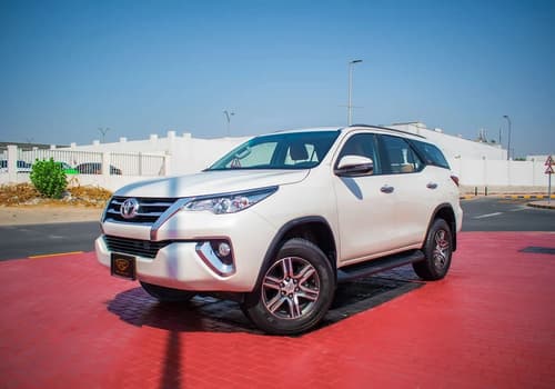 Used 2019 Toyota Fortuner 4.0L Gxr White – Left Front Diagonal (45°) View at First Choice Cars Sharjah