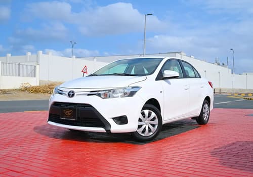 Used 2017 Toyota Yaris SE White – Left Front Diagonal (45°) View at First Choice Cars Sharjah