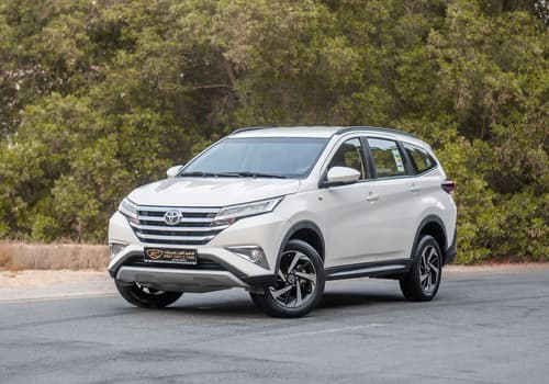 Used 2023 Toyota Rush EX in White – Left Front Diagonal (45°) View for Sale at First Choice Cars Dubai Sharjah