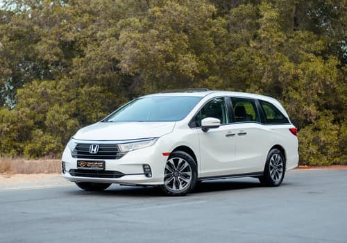 Used 2021 Honda Odyssey EX White – Left Front Diagonal (45°) View at First Choice Cars Sharjah