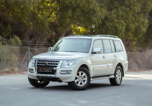 Used 2022 Mitsubishi Pajero GLS in White – Left Front Diagonal (45°) View for Sale at First Choice Cars Dubai Sharjah