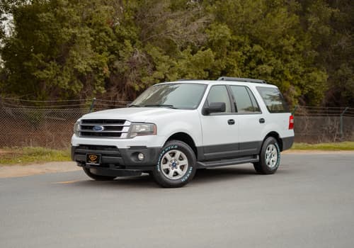 Used 2017 Ford Expedition XLT White – Left Front Diagonal (45°) View at First Choice Cars Sharjah