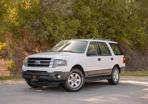 Used 2017 Ford Expedition XLT White – Left Front Diagonal (45°) View at First Choice Cars Sharjah