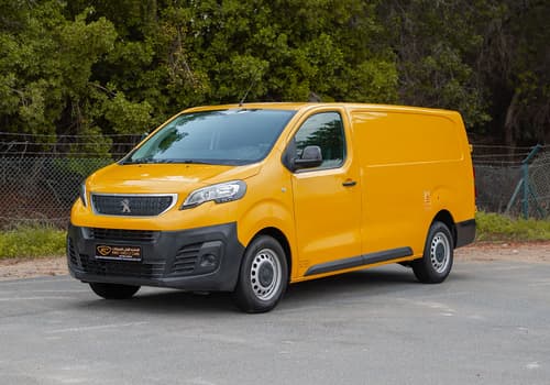 Used 2022 Peugeot Expert L3 in Yellow – Left Front Diagonal (45°) View for Sale at First Choice Cars Dubai Sharjah