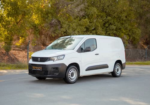 Used 2020 Peugeot Partner Long Van in White – Left Front Diagonal (45°) View for Sale at First Choice Cars Dubai Sharjah
