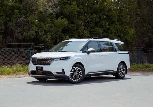 Used 2022 Kia Carnival LX in White – Left Front Diagonal (45°) View for Sale at First Choice Cars Dubai Sharjah