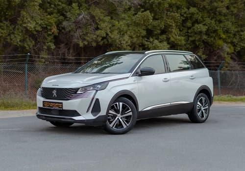 Used 2024 Peugeot 5008 GT Line in White – Left Front Diagonal (45°) View for Sale at First Choice Cars Dubai Sharjah