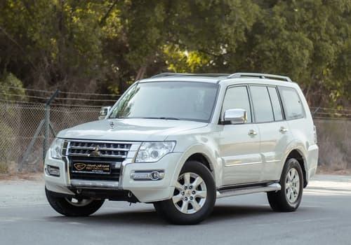Used 2022 Mitsubishi Pajero GLS in White – Left Front Diagonal (45°) View for Sale at First Choice Cars Dubai Sharjah
