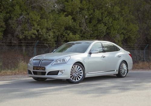 Used 2014 Hyundai Centennial VS500 in Silver – Left Front Diagonal (45°) View for Sale at First Choice Cars Dubai Sharjah