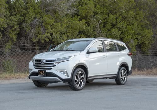 Used 2022 Toyota Rush EX in White – Left Front Diagonal (45°) View for Sale at First Choice Cars Dubai Sharjah