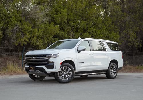 Used 2023 Chevrolet Suburban LT in White – Left Front Diagonal (45°) View for Sale at First Choice Cars Dubai Sharjah