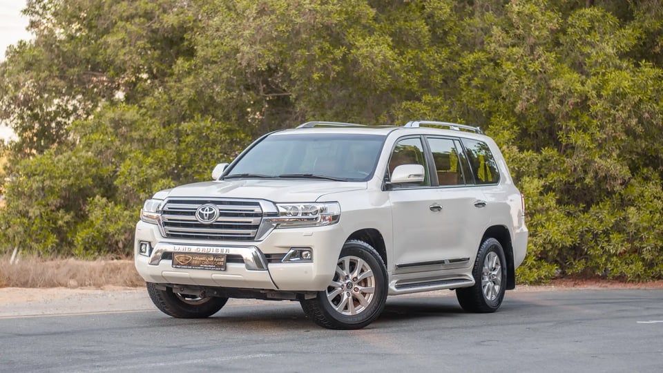 Used 2016 Toyota Land Cruiser GXR in White – Left Front Diagonal (45°) View for Sale at First Choice Cars Dubai Sharjah
