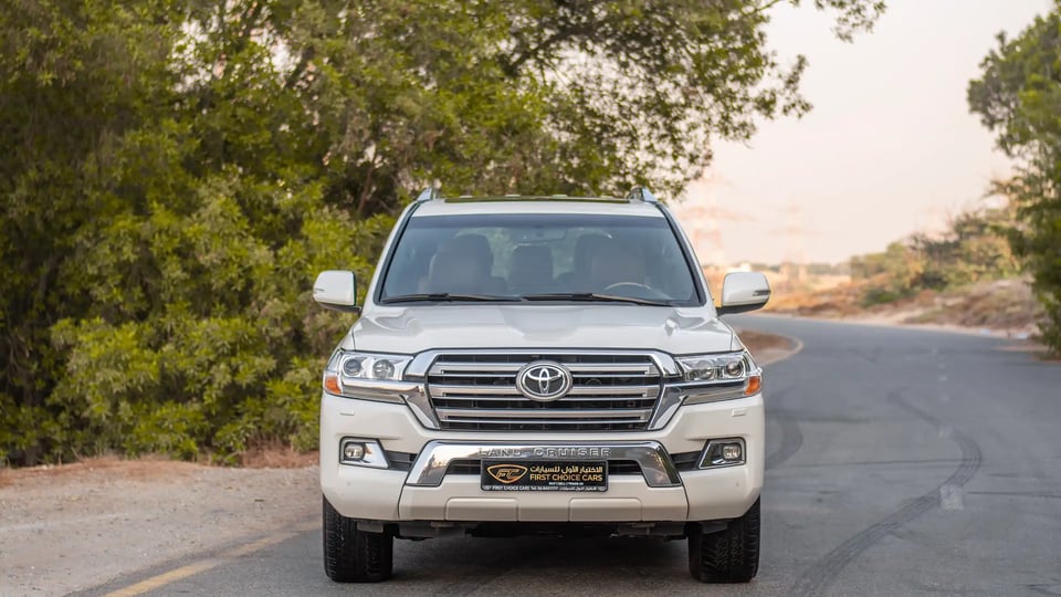 Used 2016 Toyota Land Cruiser GXR in White – Front View for Sale at First Choice Cars Dubai Sharjah