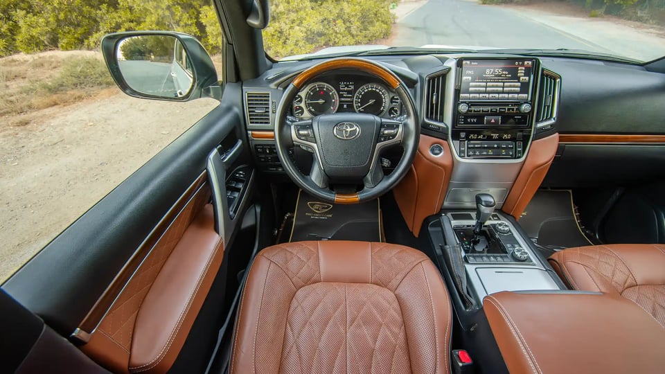 Used 2016 Toyota Land Cruiser GXR in White – Steering Wheel & Instrument Cluster for Sale at First Choice Cars Dubai Sharjah