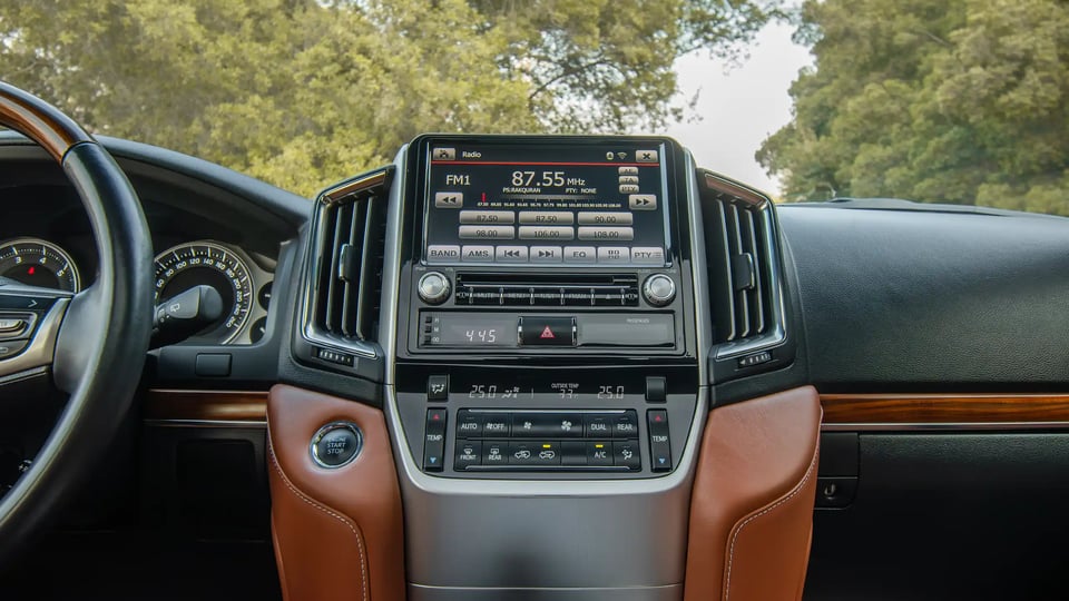 Used 2016 Toyota Land Cruiser GXR in White – Infotainment / Touchscreen System for Sale at First Choice Cars Dubai Sharjah