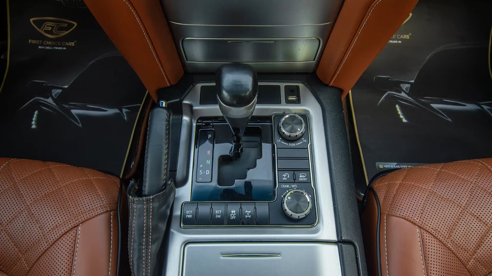 Used 2016 Toyota Land Cruiser GXR in White – Center Console & Gear Shifter for Sale at First Choice Cars Dubai Sharjah