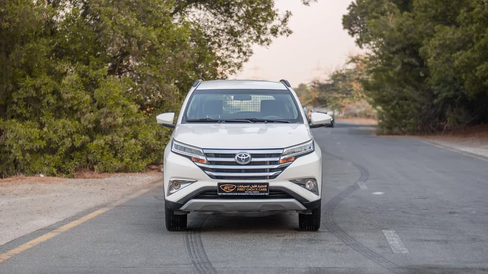 Used 2023 Toyota Rush EX in White – Front View for Sale at First Choice Cars Dubai Sharjah