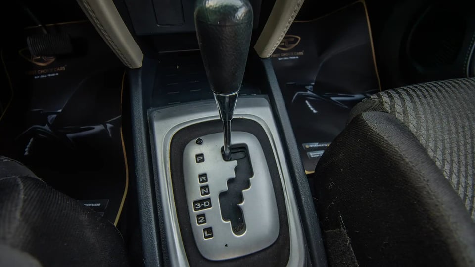 Used 2023 Toyota Rush EX in White – Center Console & Gear Shifter for Sale at First Choice Cars Dubai Sharjah