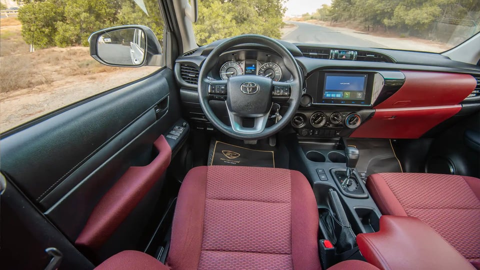 Used 2024 Toyota Hilux DLX Double Cabin in White – Steering Wheel & Instrument Cluster for Sale at First Choice Cars Dubai Sharjah