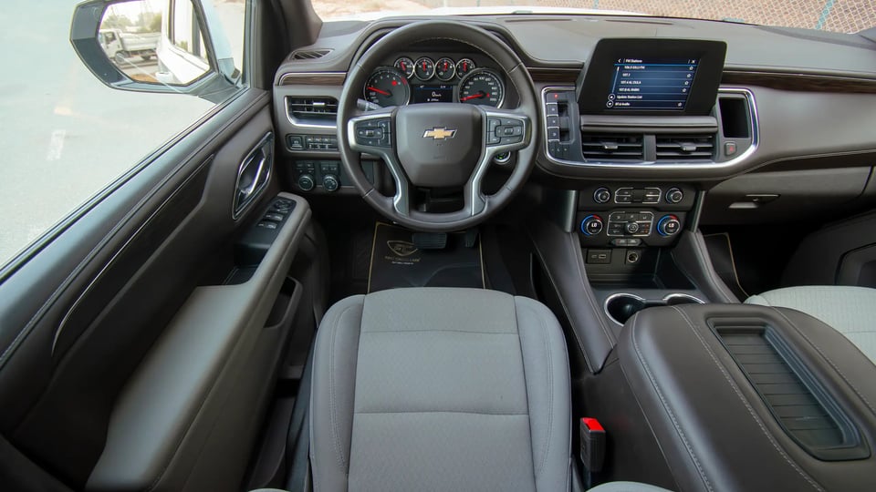 Used 2023 Chevrolet Tahoe LS in White – Steering Wheel & Instrument Cluster for Sale at First Choice Cars Dubai Sharjah