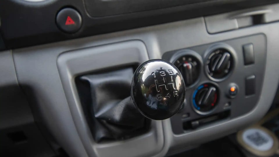 Used 2022 Nissan Urvan High Roof in White – Center Console & Gear Shifter for Sale at First Choice Cars Dubai Sharjah