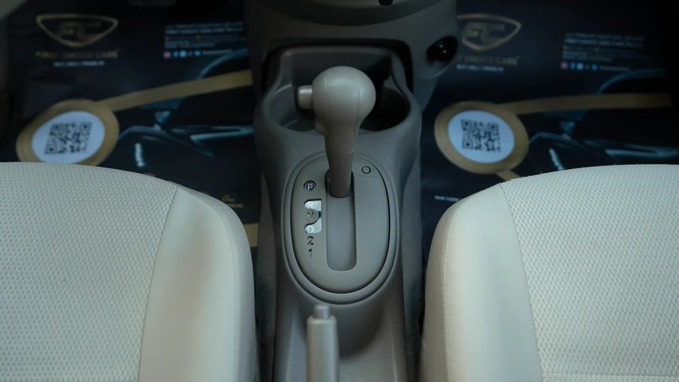 Used 2022 Nissan Sunny SV in White – Center Console & Gear Shifter for Sale at First Choice Cars Dubai Sharjah