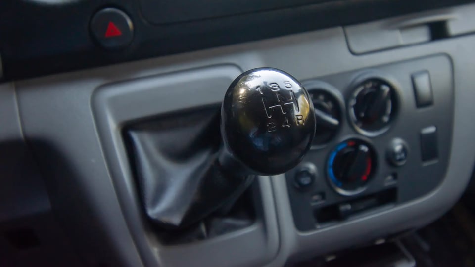 Used 2021 Nissan Urvan Standard Roof in White – Center Console & Gear Shifter for Sale at First Choice Cars Dubai Sharjah