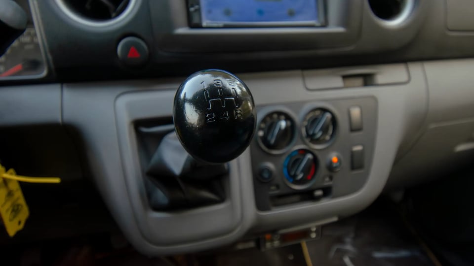 Used 2021 Nissan Urvan Standard Roof in White – Center Console & Gear Shifter for Sale at First Choice Cars Dubai Sharjah