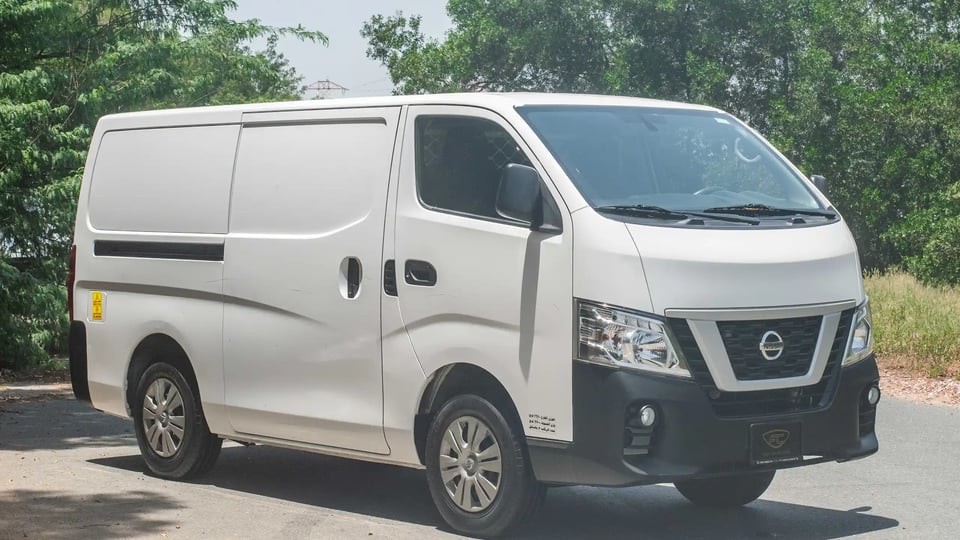 Used 2021 Nissan Urvan Standard Roof in White – Right Front Diagonal (45°) View for Sale at First Choice Cars Dubai Sharjah