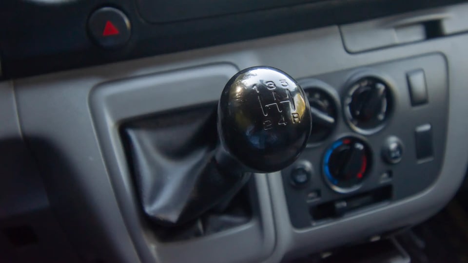 Used 2021 Nissan Urvan Standard Roof in White – Center Console & Gear Shifter for Sale at First Choice Cars Dubai Sharjah