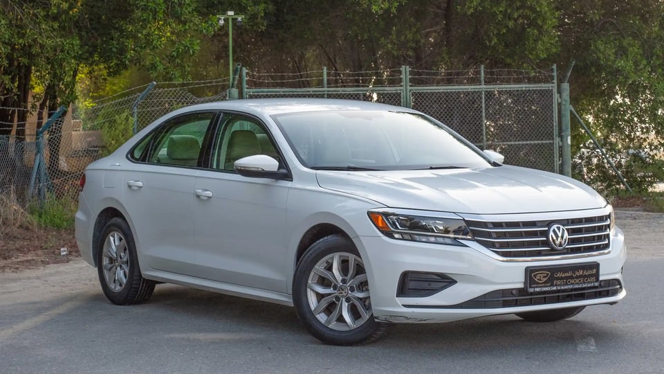 Used 2020 Volkswagen Passat Trendline in White – Right Front Diagonal (45°) View for Sale at First Choice Cars Dubai Sharjah