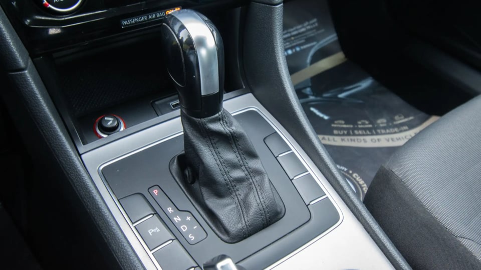 Used 2020 Volkswagen Passat Trendline in Black – Center Console & Gear Shifter for Sale at First Choice Cars Dubai Sharjah