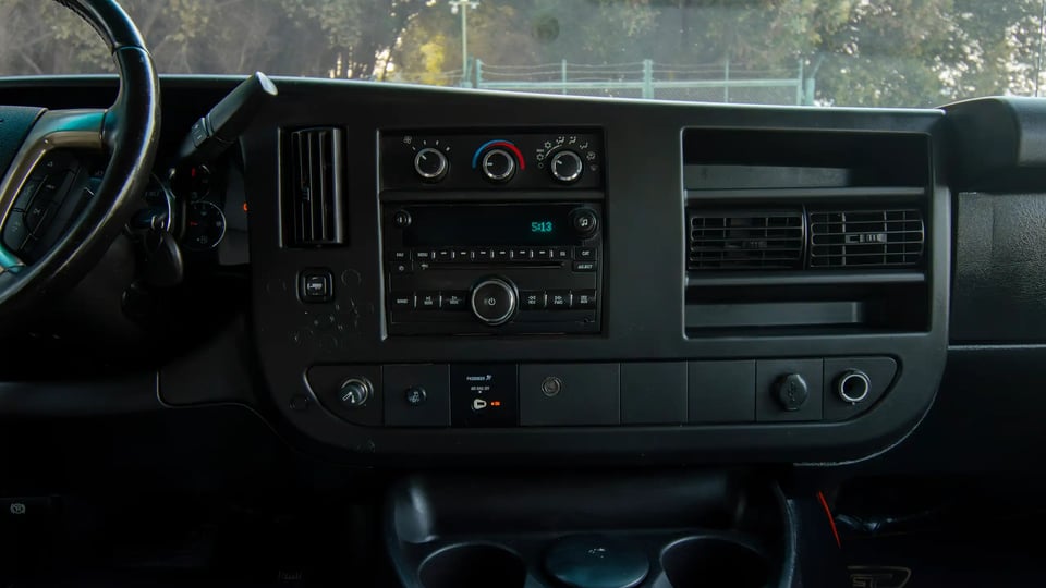 Used 2019 GMC Savana 3500 in White – Infotainment / Touchscreen System for Sale at First Choice Cars Dubai Sharjah