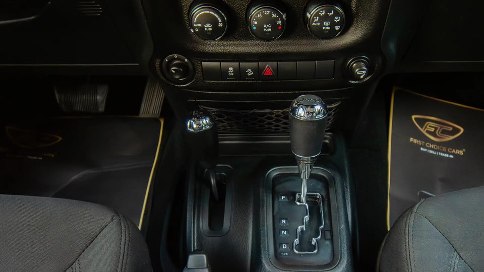 Used 2018 Jeep Wrangler Unlimited Willys Wheeler in Silver – Center Console & Gear Shifter for Sale at First Choice Cars Dubai Sharjah