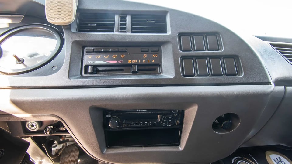 Used 2016 Isuzu FSR Cargo Body in Yellow – Infotainment / Touchscreen System for Sale at First Choice Cars Dubai Sharjah