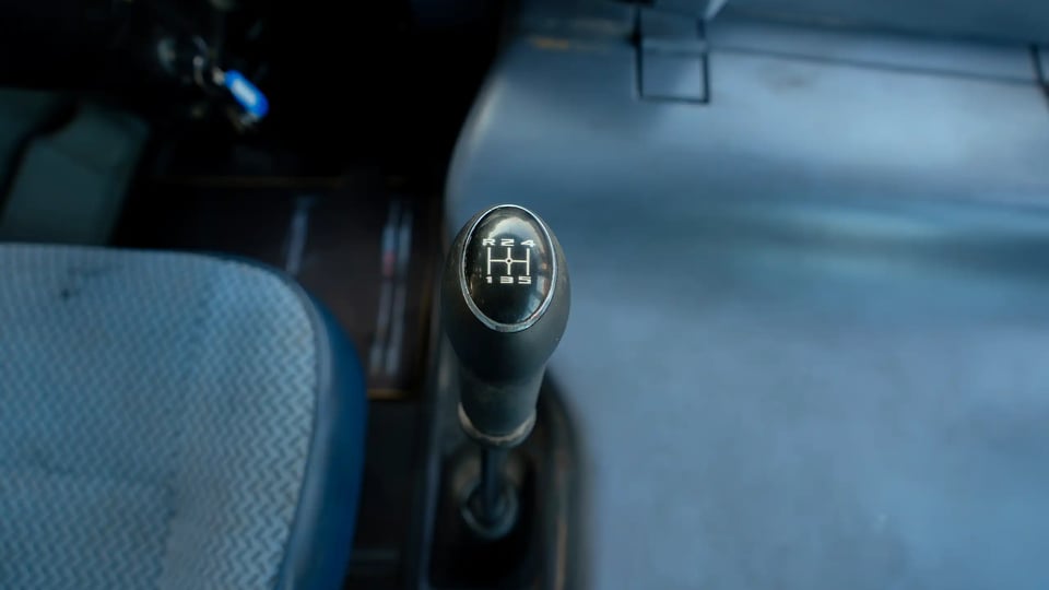 Used 2022 Ashok Leyland Oyster Bus in White – Center Console & Gear Shifter for Sale at First Choice Cars Dubai Sharjah