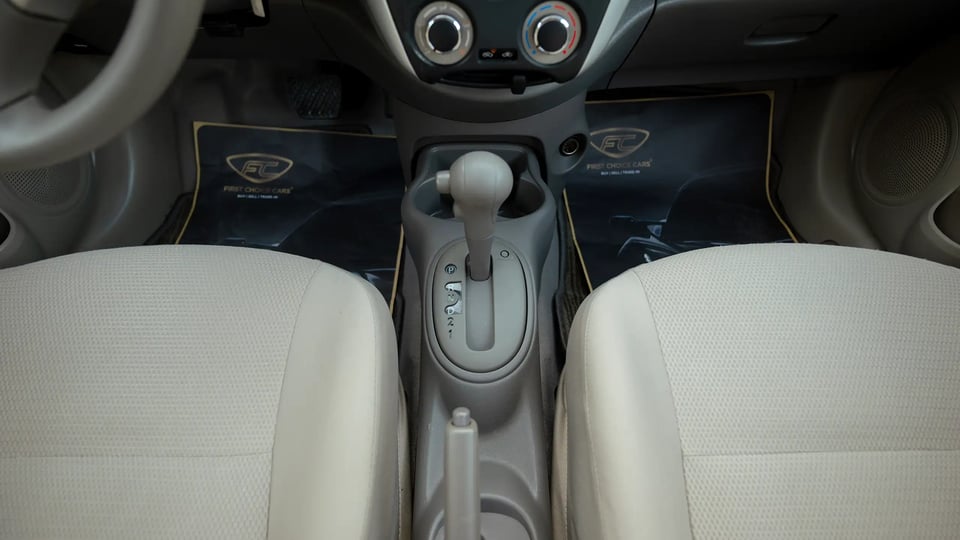 Used 2024 Nissan Sunny SV in White – Center Console & Gear Shifter for Sale at First Choice Cars Dubai Sharjah