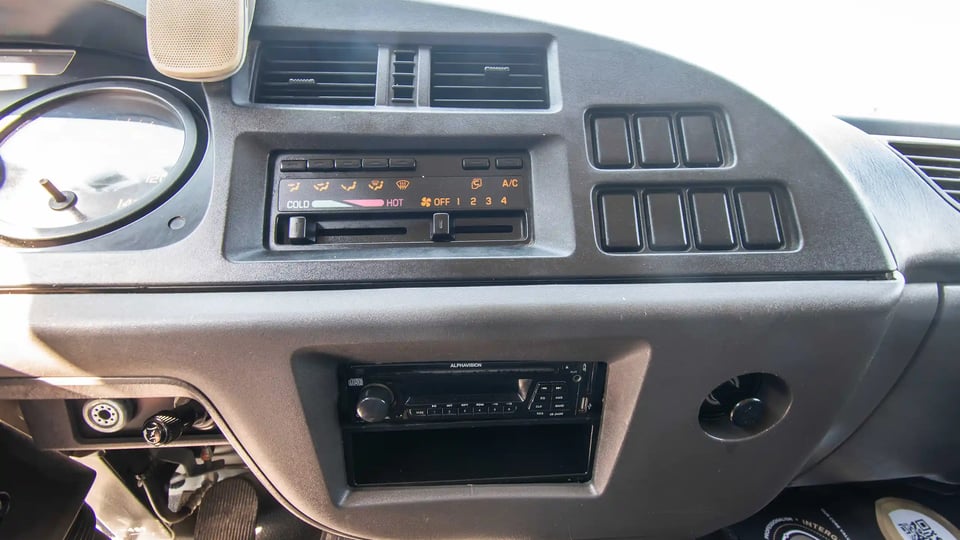 Used 2016 Isuzu FSR Cargo Body in Yellow – Infotainment / Touchscreen System for Sale at First Choice Cars Dubai Sharjah