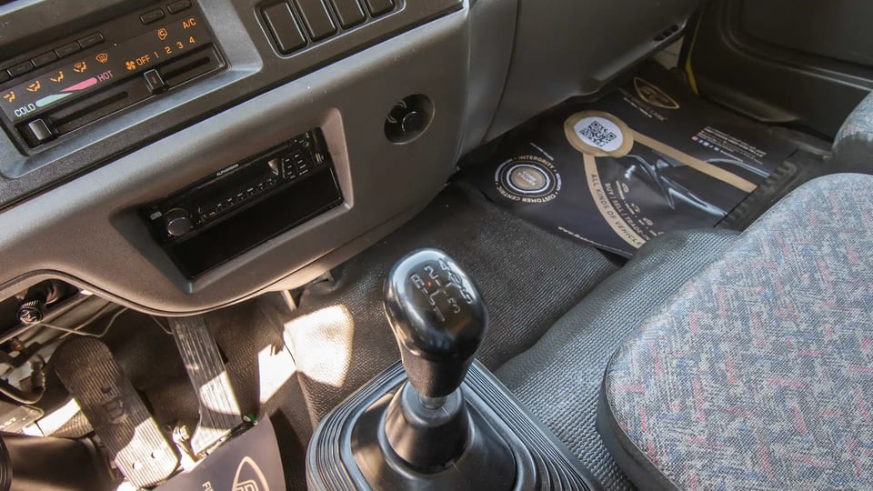 Used 2016 Isuzu FSR Cargo Body in Yellow – Center Console & Gear Shifter for Sale at First Choice Cars Dubai Sharjah