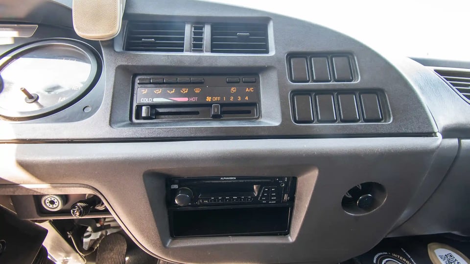 Used 2016 Isuzu FSR Cargo Body in Yellow – Infotainment / Touchscreen System for Sale at First Choice Cars Dubai Sharjah