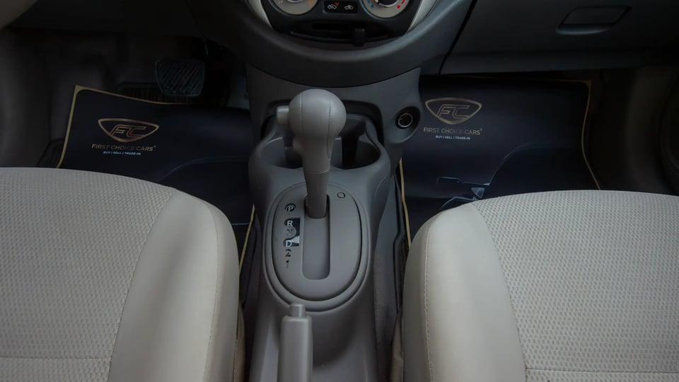 Used 2023 Nissan Sunny SV in White – Center Console & Gear Shifter for Sale at First Choice Cars Dubai Sharjah