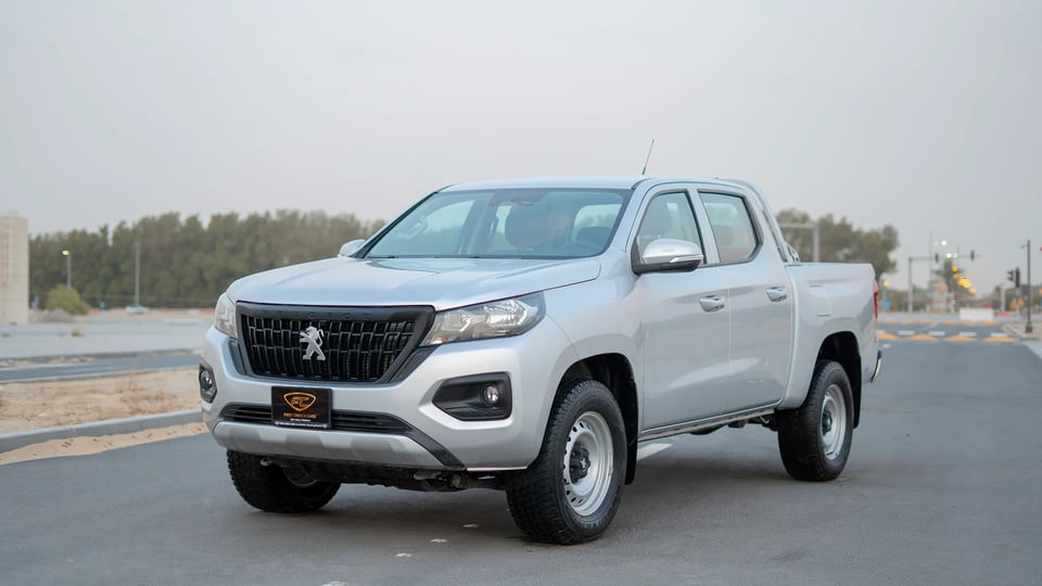 Used 2023 Peugeot Landtrek Double Cabin in Silver – Left Front Diagonal (45°) View for Sale at First Choice Cars Dubai Sharjah