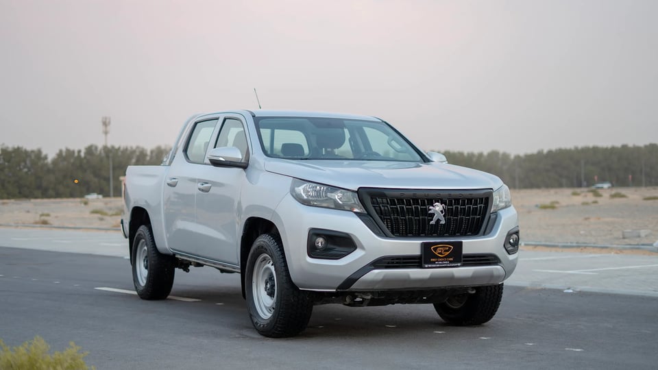 Used 2023 Peugeot Landtrek Double Cabin in Silver – Right Front Diagonal (45°) View for Sale at First Choice Cars Dubai Sharjah