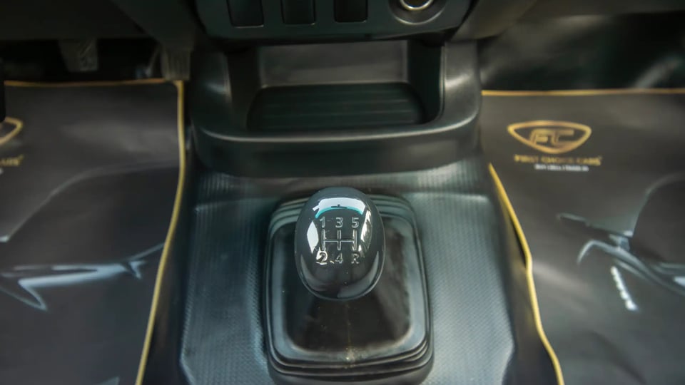 Used 2021 Mitsubishi L200 GL Double Cabin in White – Center Console & Gear Shifter for Sale at First Choice Cars Dubai Sharjah