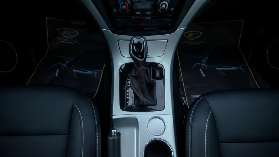 Used 2025 Dongfeng Rich 6 Double Cabin in White – Center Console & Gear Shifter for Sale at First Choice Cars Dubai Sharjah