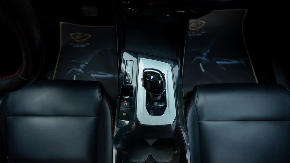 Used 2022 MG GT Luxury Grey – Center Console & Gear Shifter at First Choice Cars Sharjah