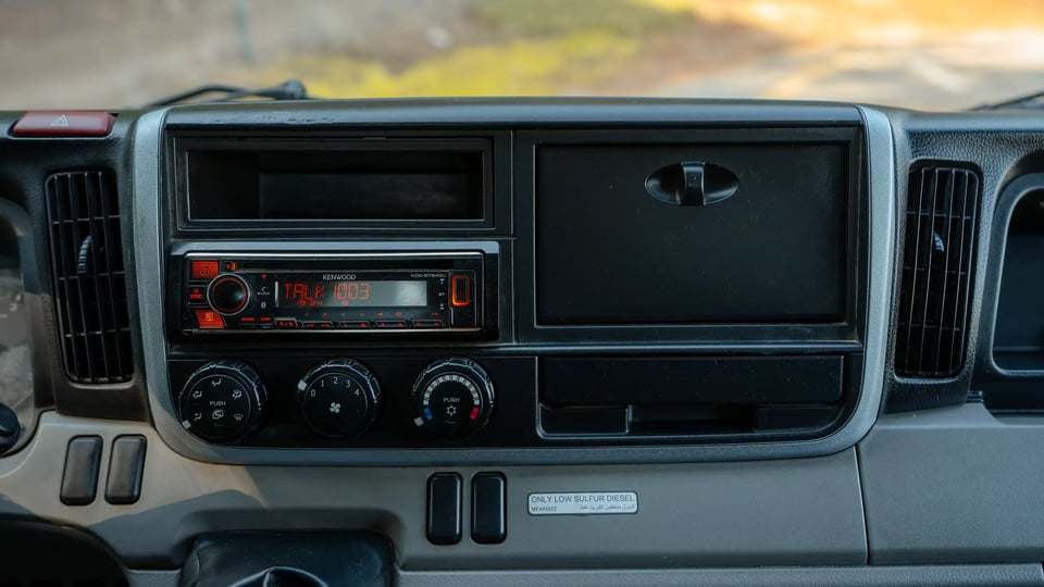 Used 2022 Mitsubishi Canter Cargo Body in White – Infotainment / Touchscreen System for Sale at First Choice Cars Dubai Sharjah