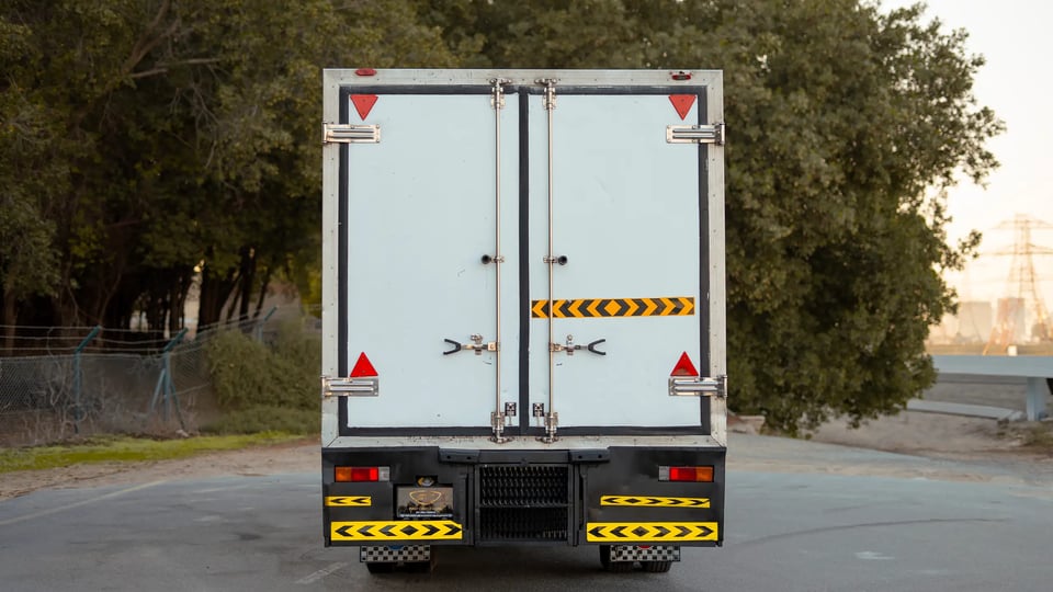 Used 2017 Mitsubishi Canter Chiller Box in White – Back/Rear View for Sale at First Choice Cars Dubai Sharjah