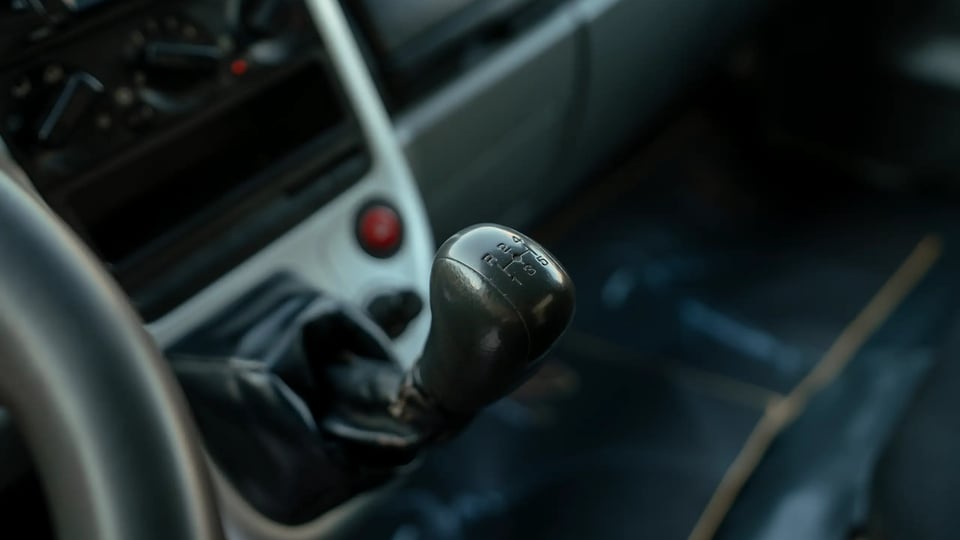 Used 2017 Mitsubishi Canter Chiller Box in White – Center Console & Gear Shifter for Sale at First Choice Cars Dubai Sharjah